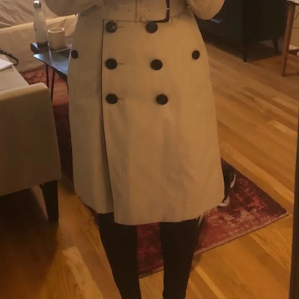 Burberry Beige Double-Breasted Trench Coat with Dark Buttons - Picture 4 of 12